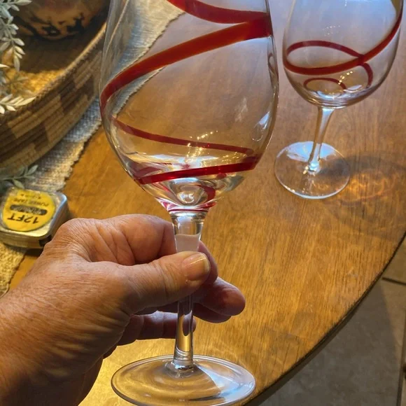 Set of 2 SWIRL LINE GLASSES BY PIER 1. Like new. Discontinued - Picture 2 of 4